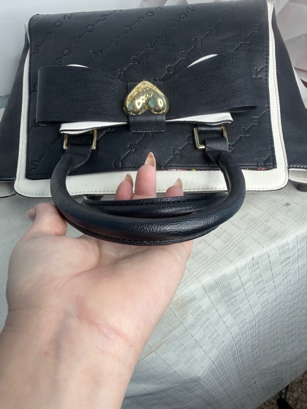 Betsey Johnson Black and white  Heart Bow Hand Bag/Purse Floral Lining - Hearts - Picture 12 of 12